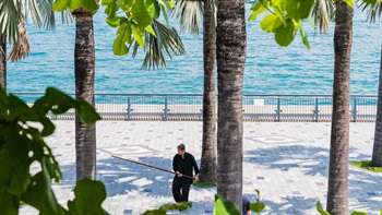 The park and promenade are also a popular venue for people performing traditional Chinese Martial Arts.